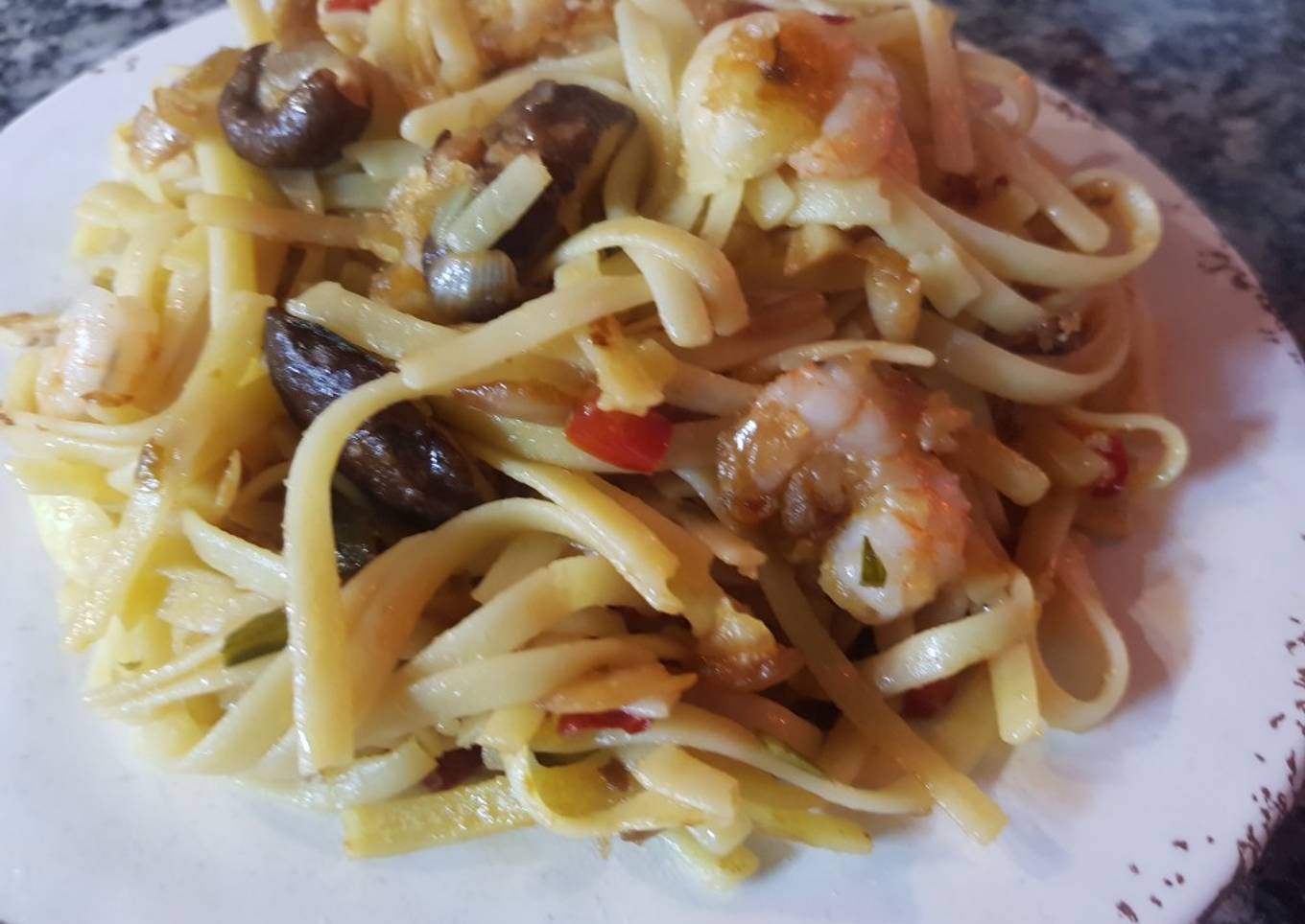 Fettuccini con camarones y hongos shiitake