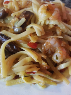 Una foto de Fettuccini con camarones y hongos shiitake