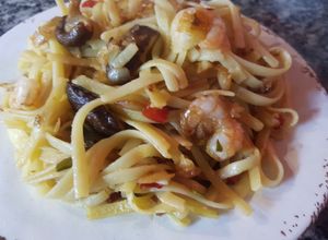 Una foto de Fettuccini con camarones y hongos shiitake