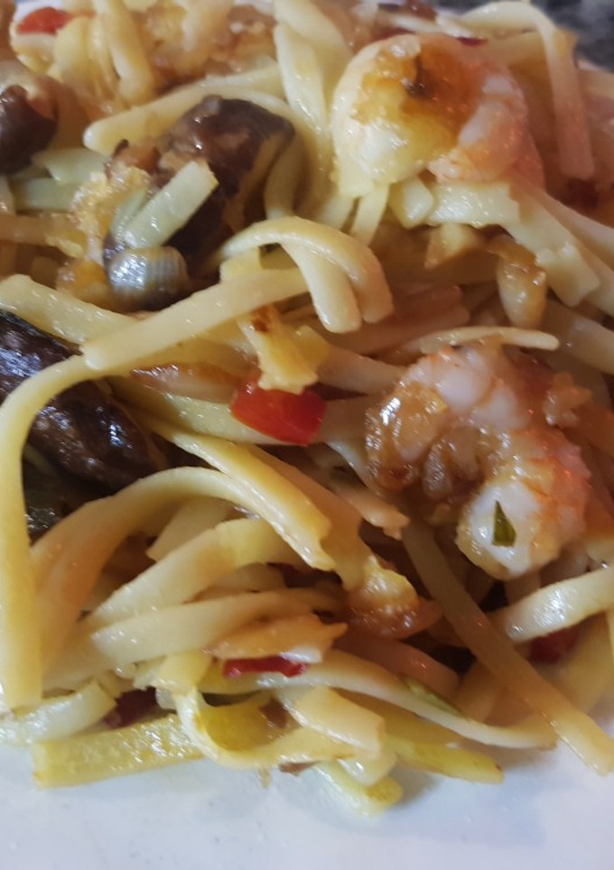 Una foto de Fettuccini con camarones y hongos shiitake