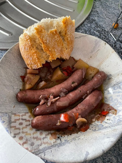 Una foto de Guiso de longanizas al vino tinto