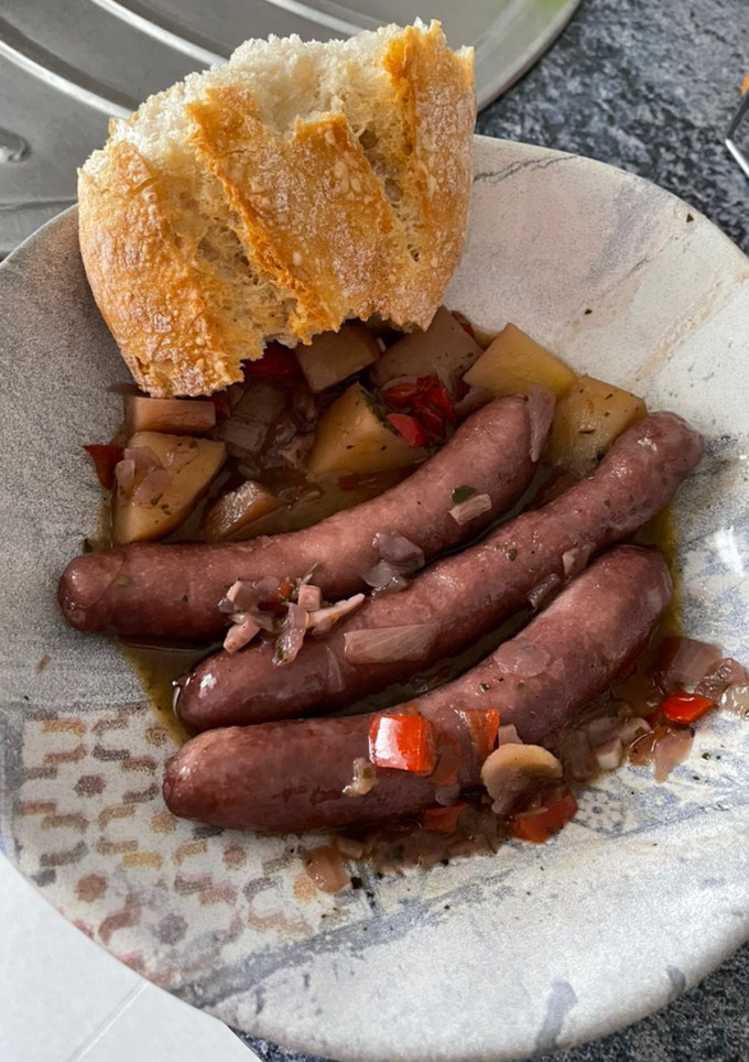 Una foto de Guiso de longanizas al vino tinto
