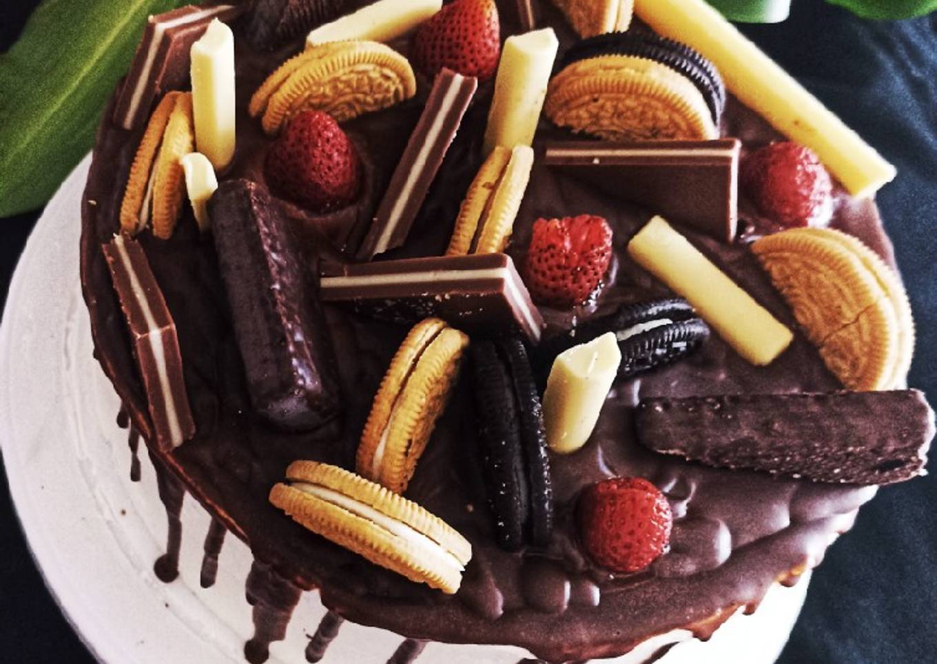 Drip cake de oreo con frutos rojos