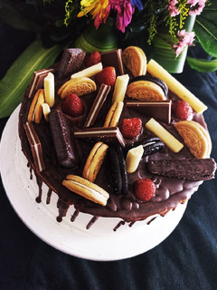 Una foto de Drip cake de oreo con frutos rojos