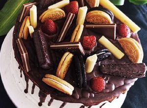 Una foto de Drip cake de oreo con frutos rojos