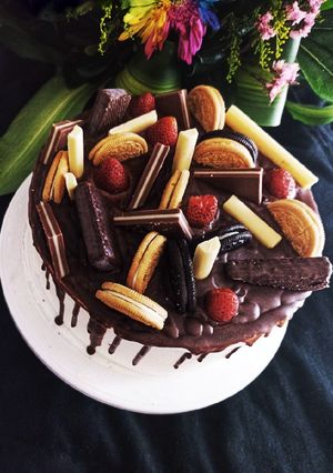 Una foto de Drip cake de oreo con frutos rojos