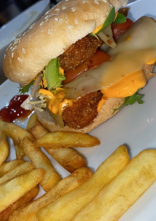 Una foto de Hamburguesa de pollo crujiente🍔🍟