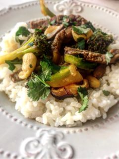 Una foto de Ternera con verduras, salsa de soja y anacardos