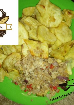 A picture of Fried sweet potatoes with egg sauce.