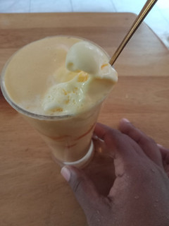 Gambar Mango milk with vanilla ice cream