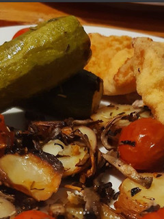 Una foto de Pollo frito apanado con verduras al horno