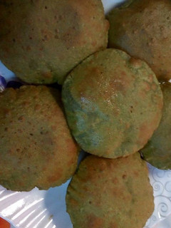 पालक पूरी (Palak poori recipe in hindi) रेसिपी मुख्य फोटो