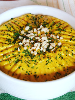 Una foto de Hummus de garbanzos y anchoas a la cúrcuma