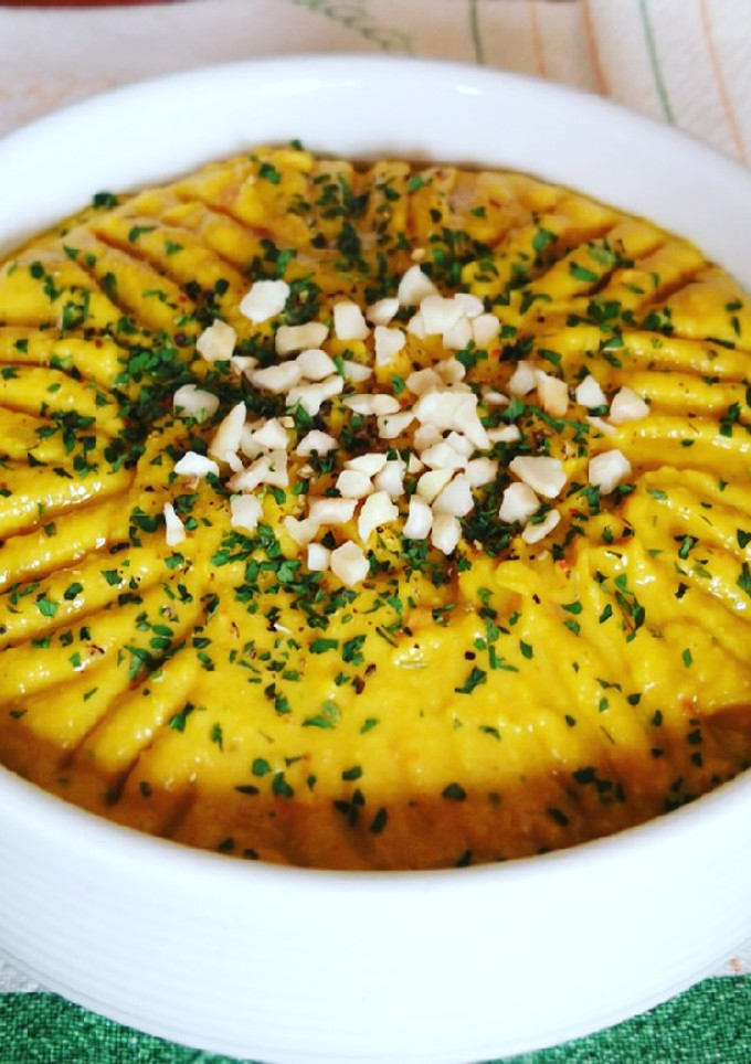 Una foto de Hummus de garbanzos y anchoas a la cúrcuma