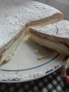 Una foto de Torta de ricota con dulce de leche 😍 un clásico argentino 💕😉✨