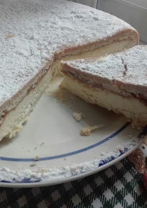 Una foto de Torta de ricota con dulce de leche 😍 un clásico argentino 💕😉✨