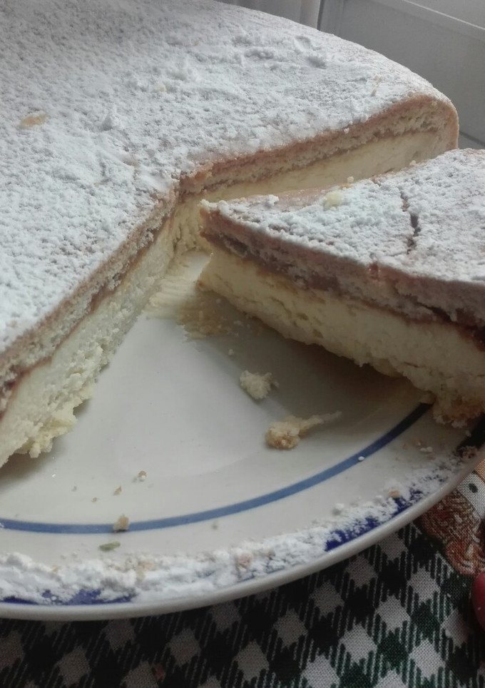 Una foto de Torta de ricota con dulce de leche 😍 un clásico argentino 💕😉✨