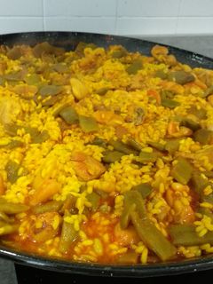 Una foto de Paella dominguera de carne