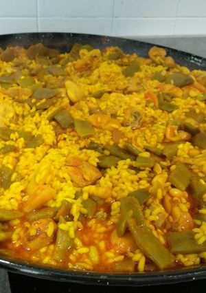 Una foto de Paella dominguera de carne