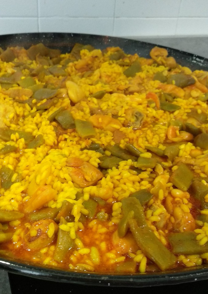 Una foto de Paella dominguera de carne