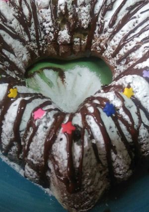 Una foto de Torta de banana marmolada en licuadora🍌🍫