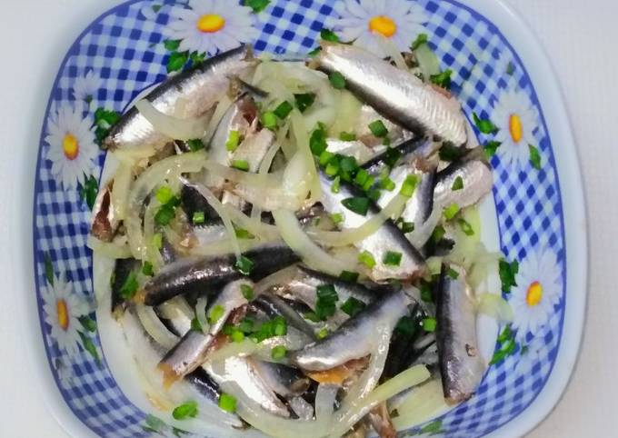 Салат из солёной кильки и лука