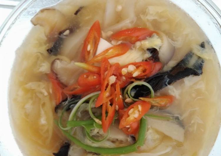 Bumbu Menyiapkan Sup Jamur Rebung, Menggugah Selera