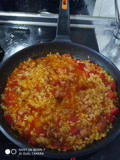 Una foto de Arroz con salchichilla blanca y pimientos 😋