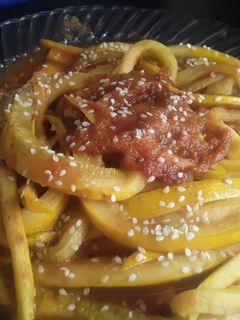 Una foto de "Espagueti" de calabacín amarillo en salsa de pimentón!!! 🥒🌰🍜🍝🌰🌶🌶🌶