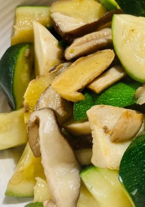 彌生家清爽雙菇炒櫛瓜 的食譜成品照片