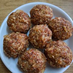 A picture of Garden cress ladoo.