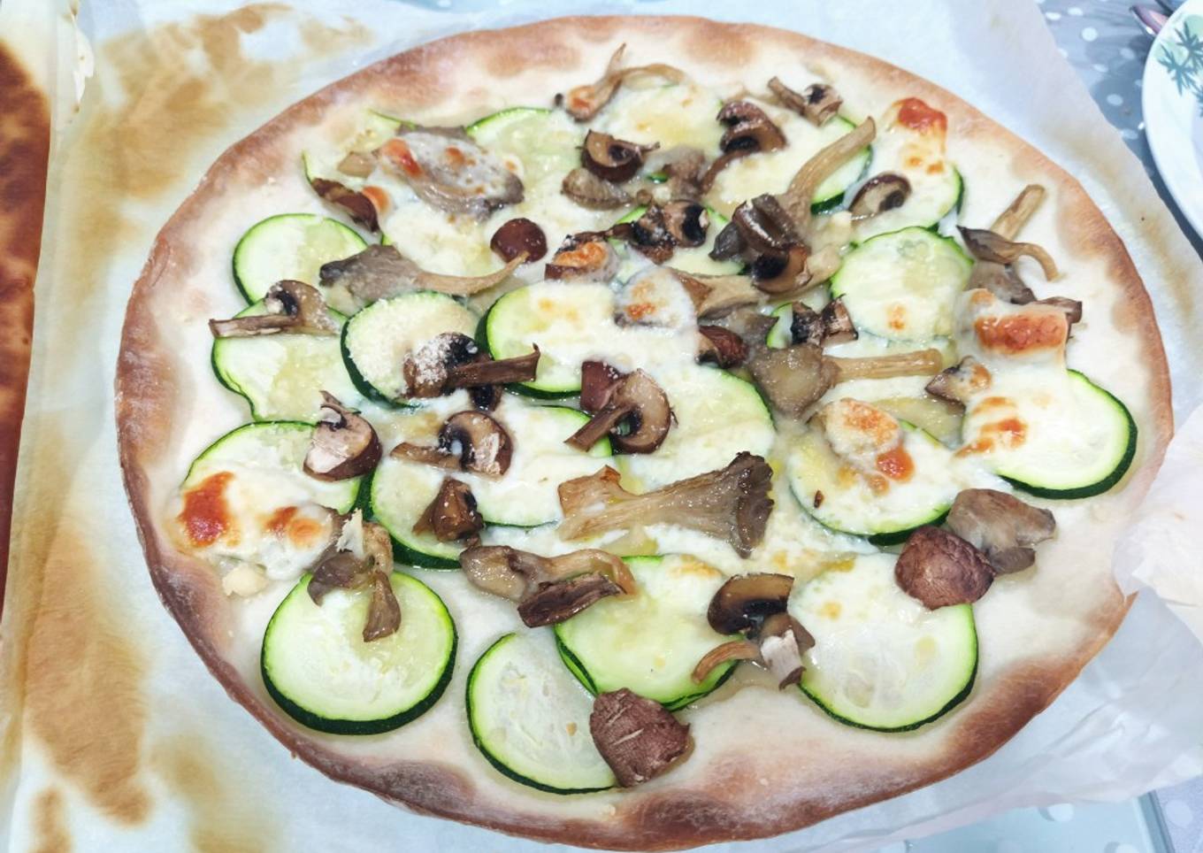 Pizza calabacín, setas y champiñones (opción vegana)