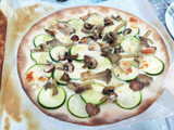 Pizza calabacín, setas y champiñones (opción vegana)
