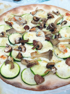 Una foto de Pizza calabacín, setas y champiñones (opción vegana)