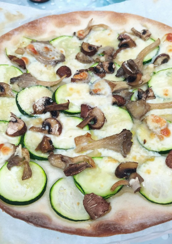 Una foto de Pizza calabacín, setas y champiñones (opción vegana)