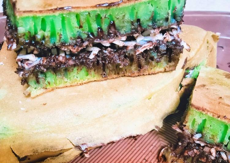 Martabak manis pandan cokelat keju