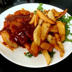 A picture of My Tasty Chicken, Onion in BBQ Sauce with Homemade Chips 🤩.