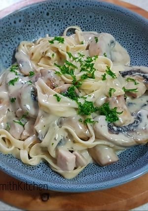 A picture of Creamy Chicken Pasta with Mushrooms.