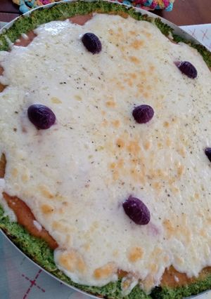 Foto de Pizza low carb de brócolis com molho de tomate caseiro