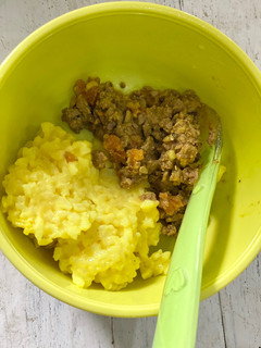 Foto resep Nasi tim kuning dan oseng hati ayam MPASI 11 bulan