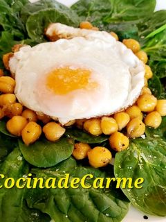 Una foto de Espinacas con garbanzos, huevo frito, soja y miel