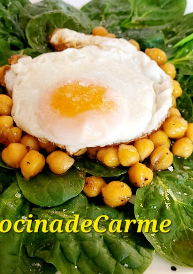 Una foto de Espinacas con garbanzos, huevo frito, soja y miel