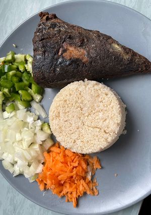 Une photo de Garba (poisson thon accompagné de semoule de manioc