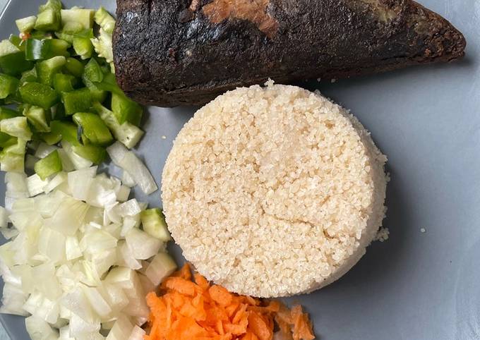 Garba (poisson thon accompagné de semoule de manioc