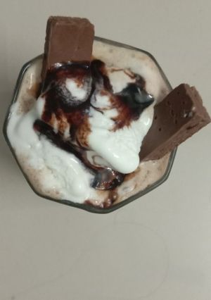 ચોકલેટ મિલ્ક શેક (Chocolate Milk Shake Recipe In Gujarati) રેસીપી મુખ્ય ફોટો