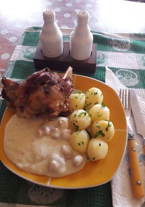 O poză a rețetei Ciolan cu cartofi natur și sos de usturoi.