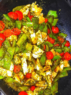 Una foto de Pollo con pesto y judías verdes