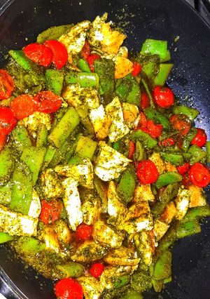 Una foto de Pollo con pesto y judías verdes