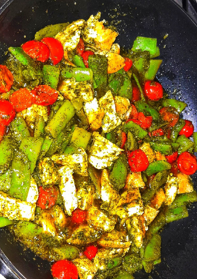 Una foto de Pollo con pesto y judías verdes