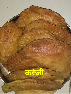 मावा करंजी (mawa karanji recipe in Hindi) रेसिपी मुख्य फोटो
